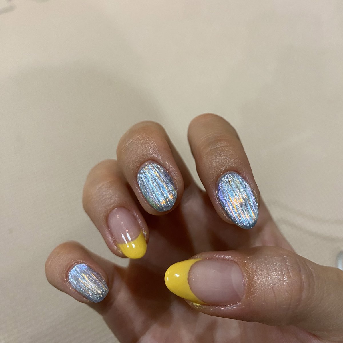 Raityyyyy's tweet photo. 利き手のネイル変えたよ💅
利き手にバカラとフレ���チはするべきじゃなかった😇
でもかわいいから満足♡
最近利き手はワンカラーだったから、久しぶりにデザインしてテンョン上がるぅ〜🤘
それにしても手焼けたなぁ🫨💅🏾 https://t.co/yEKgactQVc