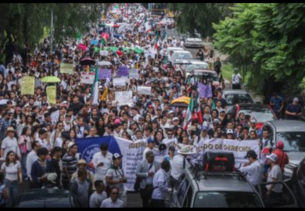 DeniseDresserG's tweet photo. Han buscado desacreditar a cualquier crítico, a cualquiera que no está de acuerdo, a cualquiera que cuestiona o disiente. 
A los científicos.
A los médicos.
A los periodistas.
A los académicos.
A los ambientalistas.
A las feministas.
A los padres de Ayotzinapa. 
A las madres buscadoras.
A los defensores de derechos humanos.
A los trabajadores del poder judicial. 

Ahora lo harán también con los jóvenes que marchan contra una reforma que cancela su futuro, y no resuelve los problemas de injusticia en el país. 

Porque los universitarios de la UNAM y de otras instituciones tampoco son pueblo. ¿Verdad?