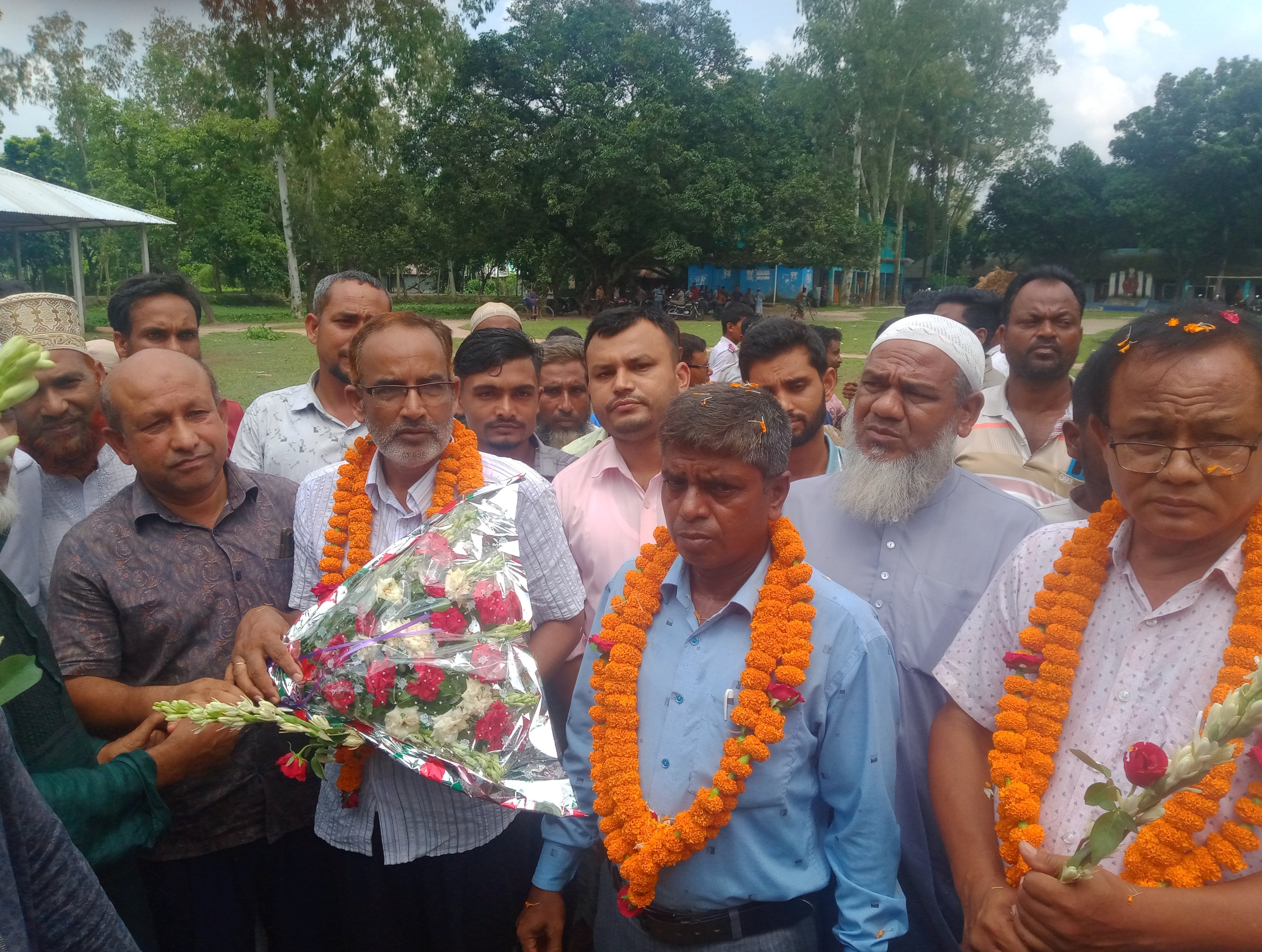 ফুলের মালা দিয়ে বরণ করে, পদত্যাগ করা শিক্ষকদের ফেরালেন শিক্ষার্থীরা