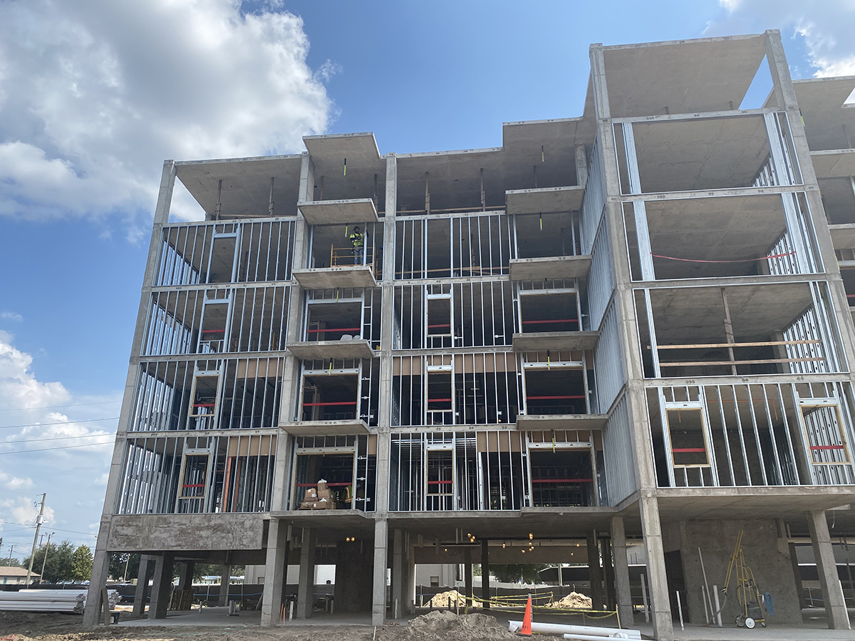 FSPArchitects1's tweet image. 🚨Construction Update! 🚨
Exciting progress at Breeze Winter Haven! The roof slab has been poured, and mechanical units are being set in place.  Studs, as well as soffits, are now being installed. Rough plumbing has kicked off, and the framing for windows and doors is underway.🔨