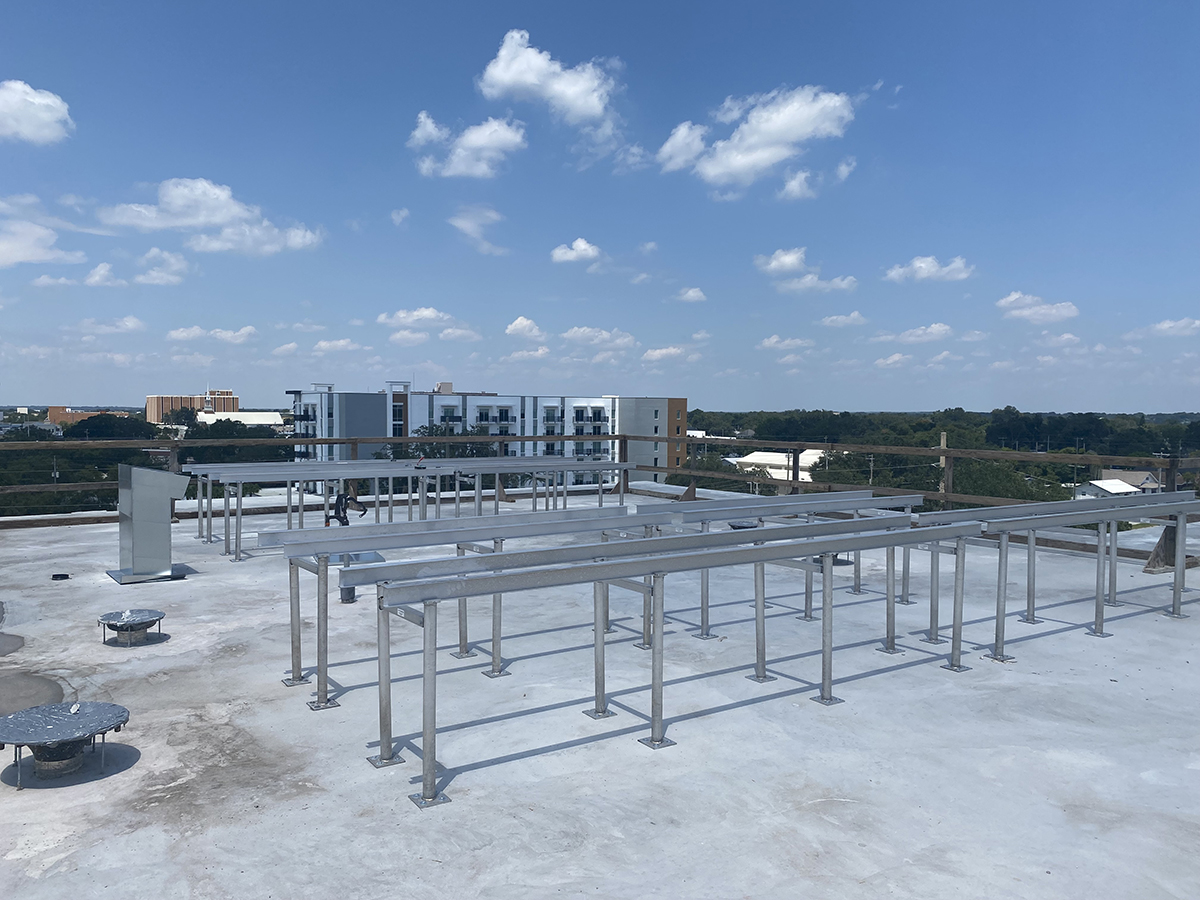 FSPArchitects1's tweet image. 🚨Construction Update! 🚨
Exciting progress at Breeze Winter Haven! The roof slab has been poured, and mechanical units are being set in place.  Studs, as well as soffits, are now being installed. Rough plumbing has kicked off, and the framing for windows and doors is underway.🔨