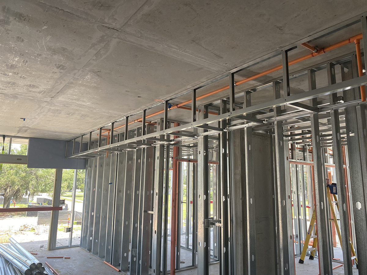FSPArchitects1's tweet image. 🚨Construction Update! 🚨
Exciting progress at Breeze Winter Haven! The roof slab has been poured, and mechanical units are being set in place.  Studs, as well as soffits, are now being installed. Rough plumbing has kicked off, and the framing for windows and doors is underway.🔨
