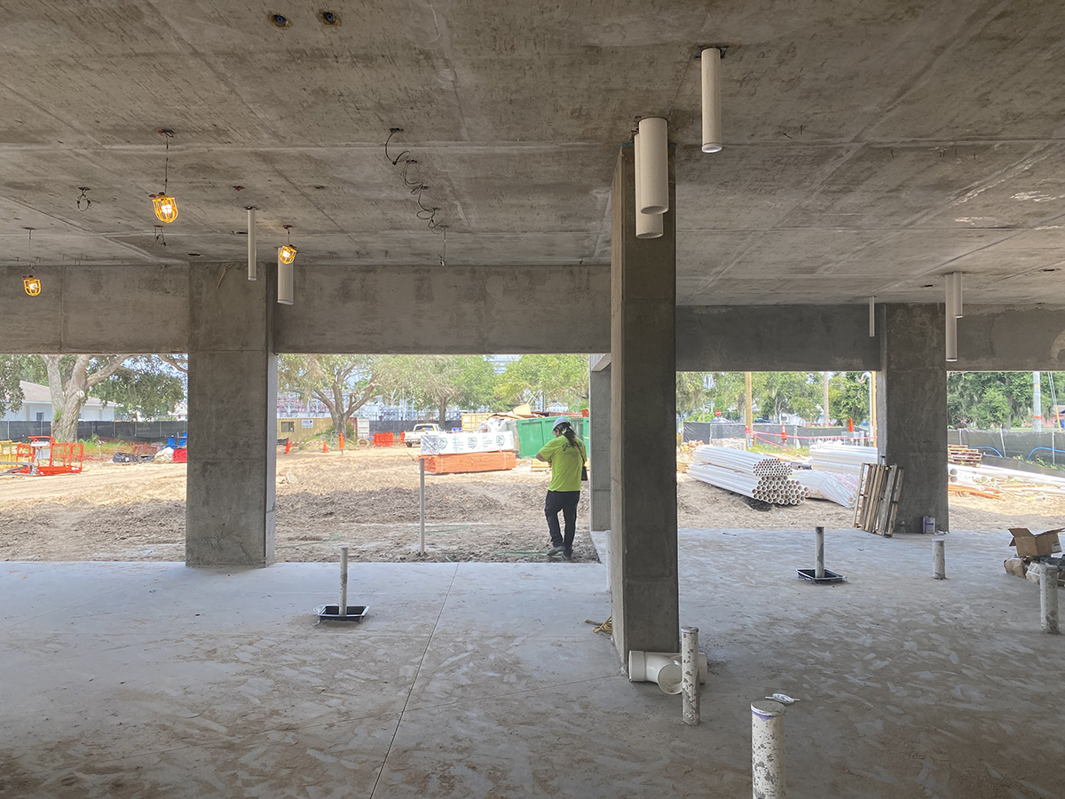 FSPArchitects1's tweet image. 🚨Construction Update! 🚨
Exciting progress at Breeze Winter Haven! The roof slab has been poured, and mechanical units are being set in place.  Studs, as well as soffits, are now being installed. Rough plumbing has kicked off, and the framing for windows and doors is underway.🔨