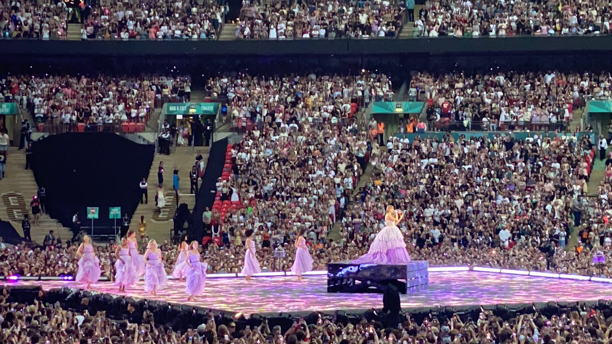 jjsversion's tweet photo. it was rare, i was there 🥹 

#LondonTSTheErasTour https://t.co/ajEiHKiUqR