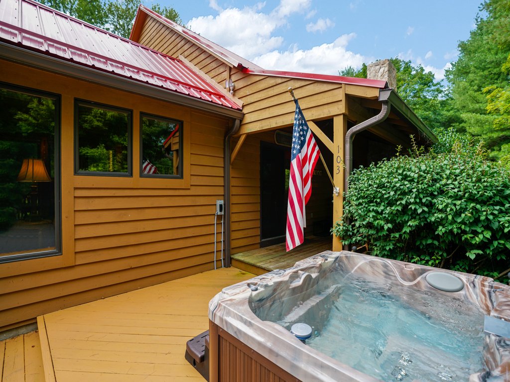 FoscoeR's tweet photo. It's not too late to celebrate Labor Day in the High Country! Book now and enjoy an escape to the mountains. Book direct at https://t.co/CwMQUTtqiA or contact us at 800.723.7341.
#FoscoeRentals #VacationRental #HighCountry #LaborDay #AppState #3DayWeekend #EndOfSummer  #FamilyFun https://t.co/K5WDHEhyuB