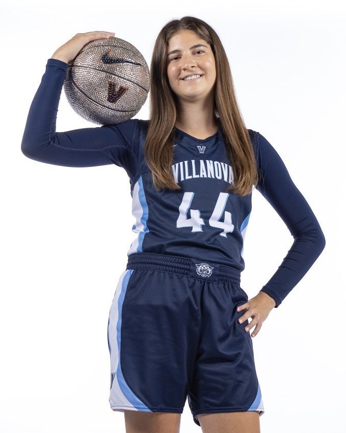 Happy birthday to junior guard <a href="/maggie_grant44/">Maggie Grant</a>! 😄✌️