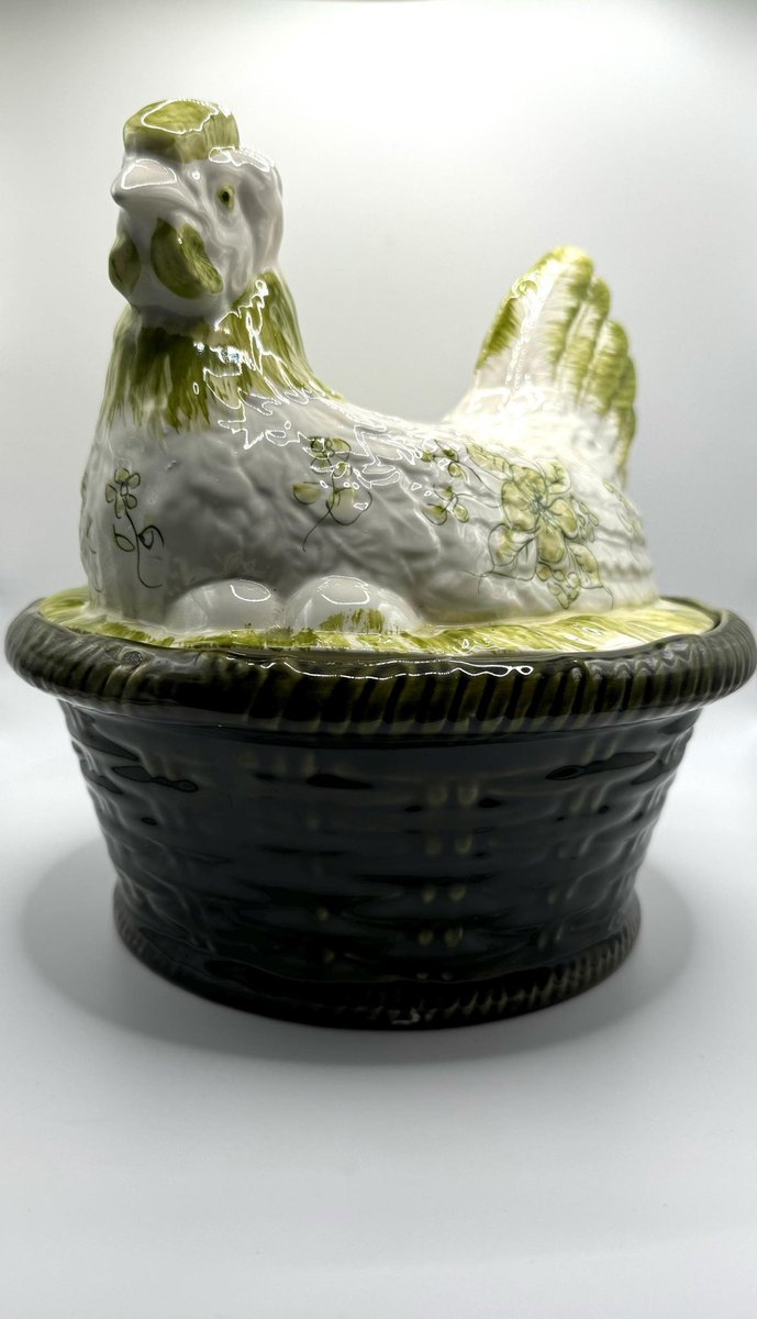 LilfordVintage's tweet photo. How stunning is this #Chicken #barbotine?! Circa 1950/60, this #ceramic #soup #tureen will be the focal point in any kitchen.
https://t.co/dkZWeL1rpL
#etsy #vintage #retro #lilfordvintage #eggcrock #kitchenware #kitsch #kitchen #servingdish #bowl #countrykitchen #floral #pretty https://t.co/C6R3Z0vkgp
