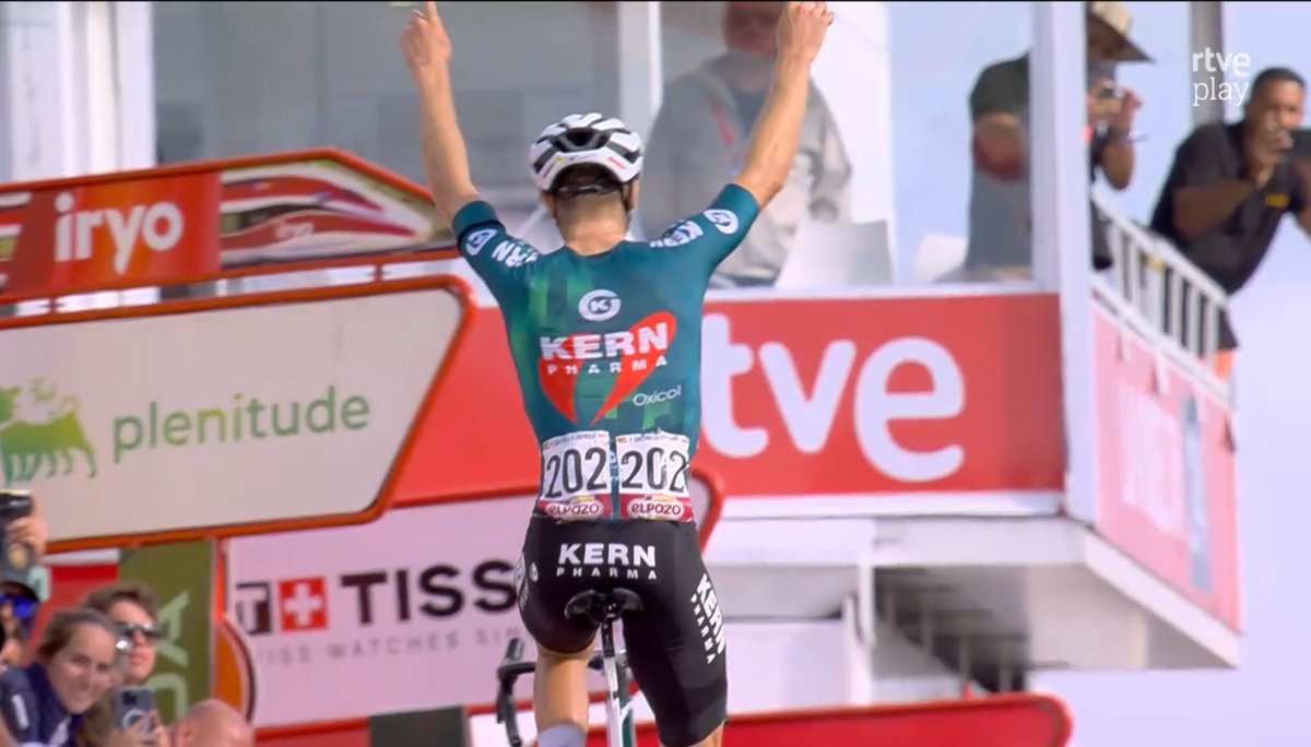 🇪🇦 #LaVuelta24
Día muy especial para <a href="/EqKernPharma/">Equipo Kern Pharma</a> con este triunfo.

Acaban de tirar la puerta abajo, y no descarto que no sea la única victoria en esta Vuelta, se lo merecían, nadie les ha regalado nada.

La emoción de todos con la noticia de del triste fallecimiento de Azcona.