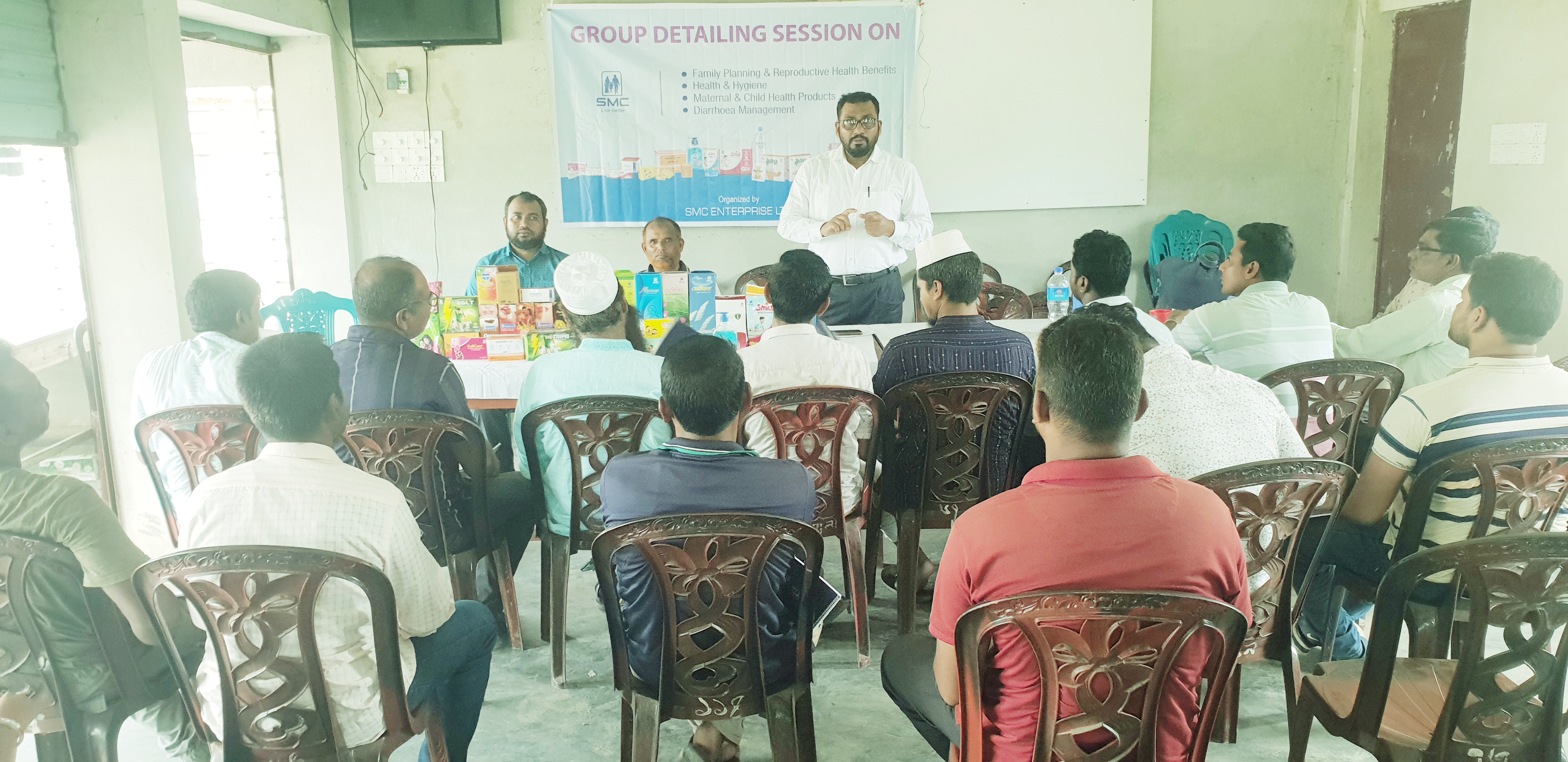 মাদারগঞ্জে এসএমসি’র উদ্যোগে কৃমি প্রতিরোধে ক্যাম্পেইন