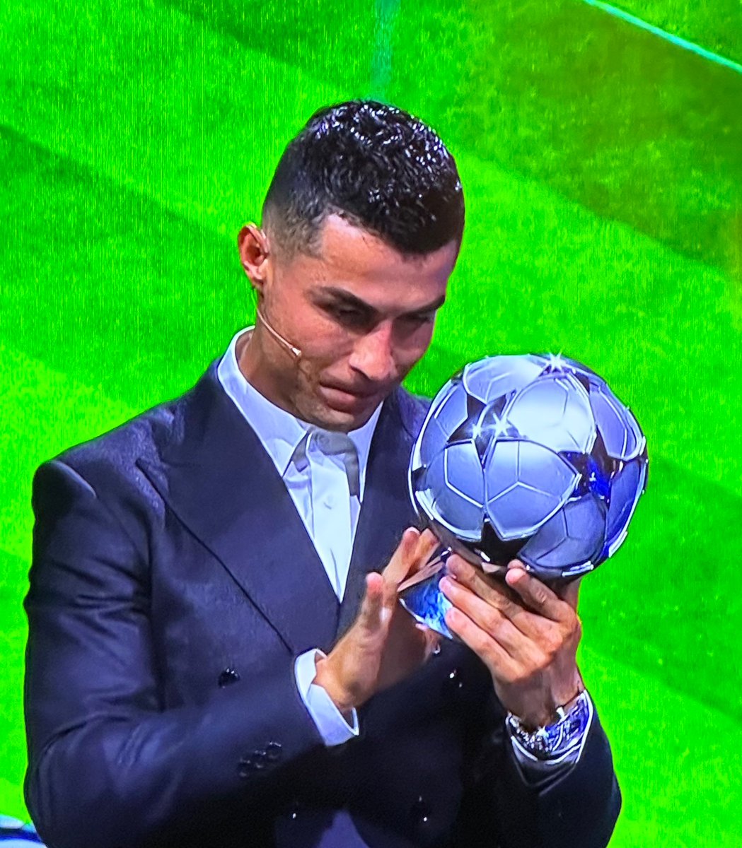 TeamCRonaldo's tweet photo. Cristiano Ronaldo with his UEFA Award.🔥 https://t.co/1TToCqY569