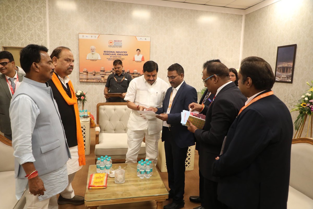ASirvaiyya's tweet photo. - #RICGwaliore मुख्यमंत्री @DrMohanYadav51 से @DICCIMP प्रेसिडेंट डॉ अनिल सिरवैया ने की वन टू वन मुलाकात 
- @DICCIorg के समावेशी विकास के मुद्दे को प्रमुखता से आगे बढ़ाया 
- मुख्यमंत्री ने कहा - कॉन्क्लेव में डिक्की की प्रमुख भूमिका
@DrMilindKamble @rknarra 
#CMmadhyapradesh https://t.co/gBernh5i7c