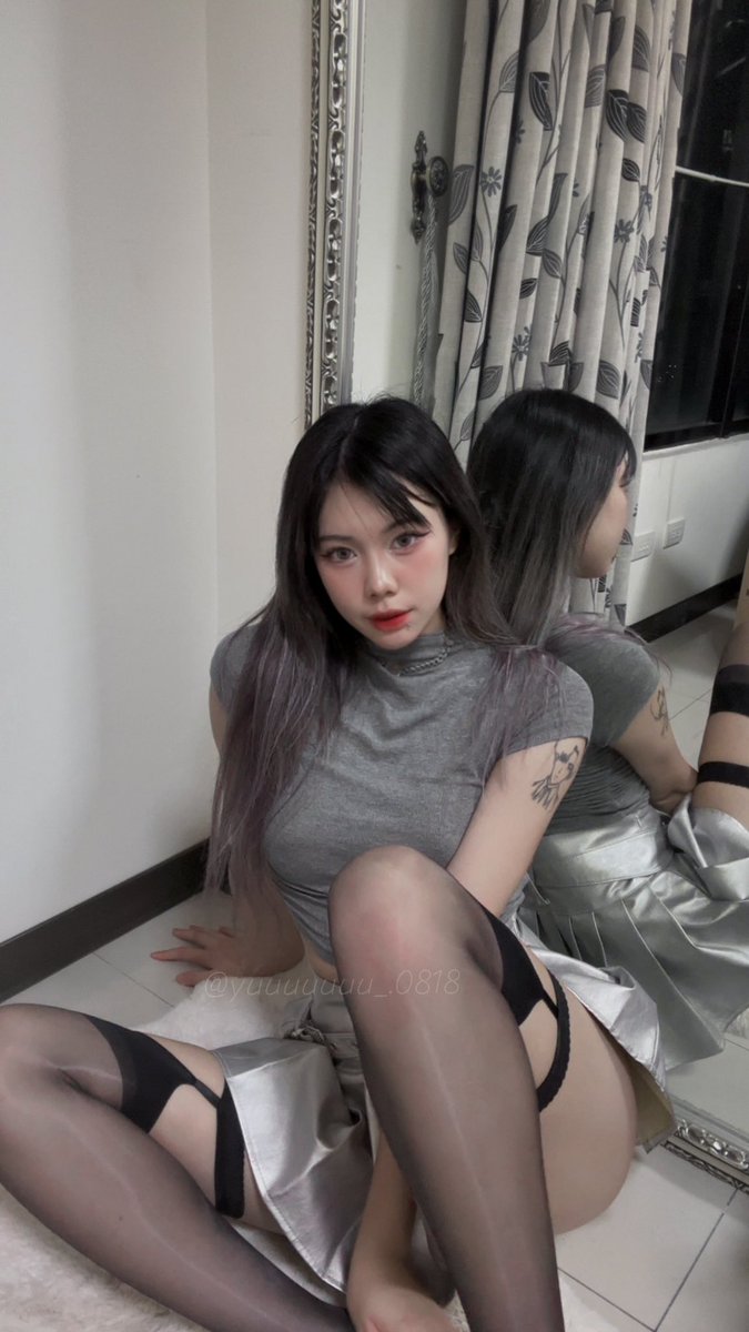 黑絲還是白襪🧦 https://t.co/95iUyZ9V6r