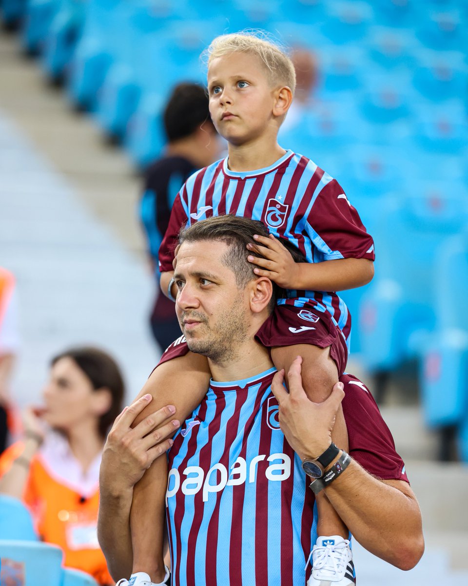 PaparaPark's tweet photo. Taraftarımız maça hazır ❤️💙