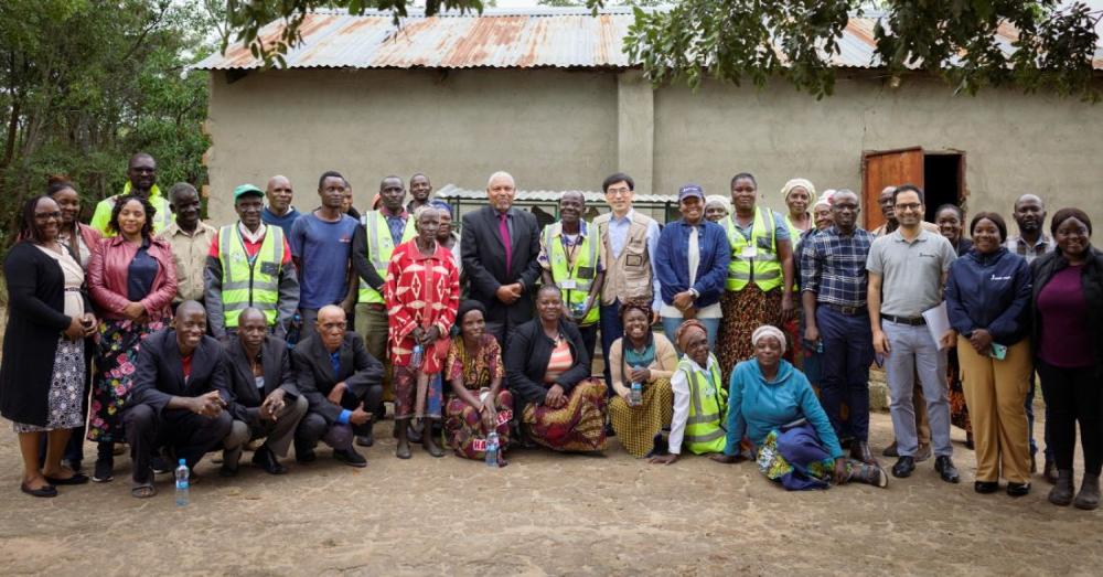 leFIDA's tweet photo. Les changements climatiques ont fragilisé la sécurité alimentaire et les moyens d’existence des agriculteurs et agricultrices en #Zambie

Guoqi Wu, du FIDA, raconte la résilience dont il a été témoin et l’impact qu'il est possible d'avoir sur le terrain.
▶️https://t.co/mRgY4WAYCK https://t.co/07ZFX248Kn