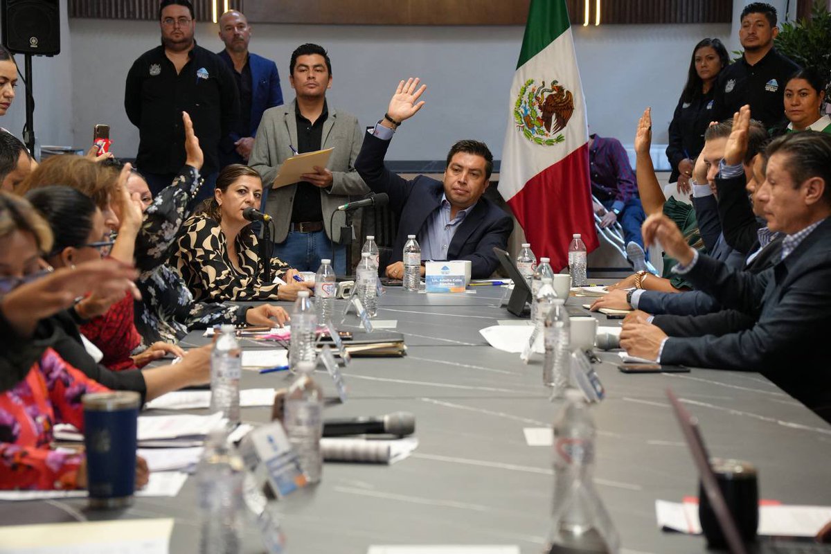 acolinsanchez's tweet photo. Esta mañana llevamos a cabo la sesión ordinaria de cabildo, donde aprobamos acuerdos en favor de las y los habitantes de #Corregidora, gracias a mis compañeros regidores por privilegiar el diálogo y el trabajo en común por nuestro municipio. #OrgulloDeQro https://t.co/ba868hjgr4