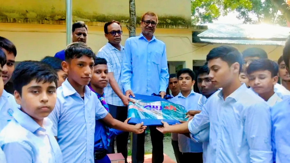 শিক্ষকতা পেশায় সমাপ্তি টেনে অবসরে চলে গেলেন প্রধান শিক্ষক