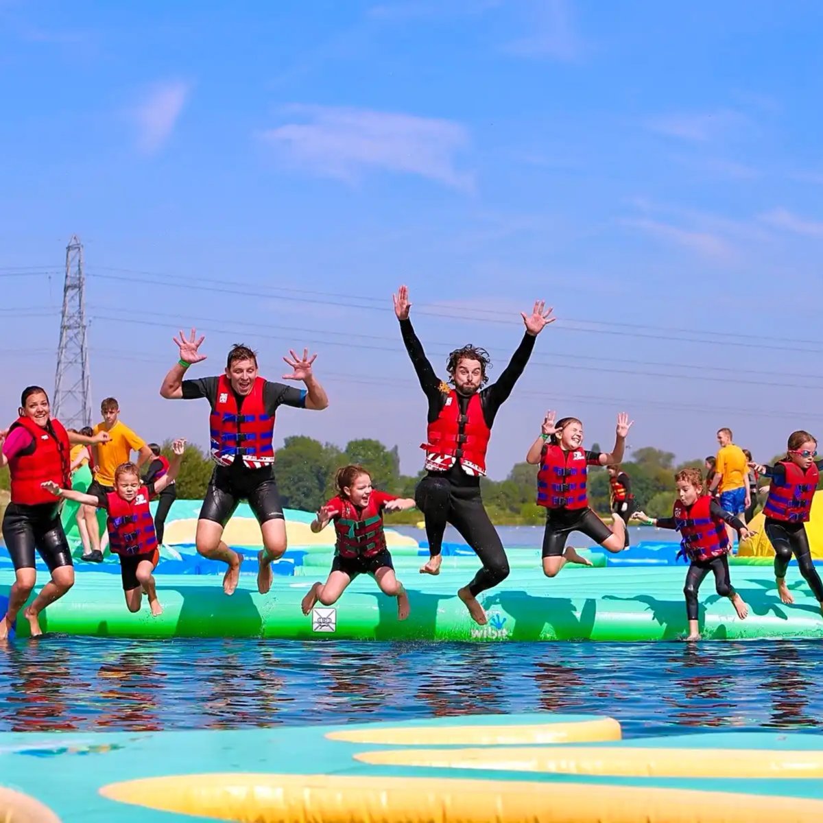 pitchup's tweet image. This 100-acre park is more than just a #campsite – it's a water sports haven. With two lakes on-site, you can try your hand at swimming, #paddleboarding and #wakeboarding. There's even a cafe, restaurant, and playground for when you're not on the water: pitchup.com/campsites/Engl…
