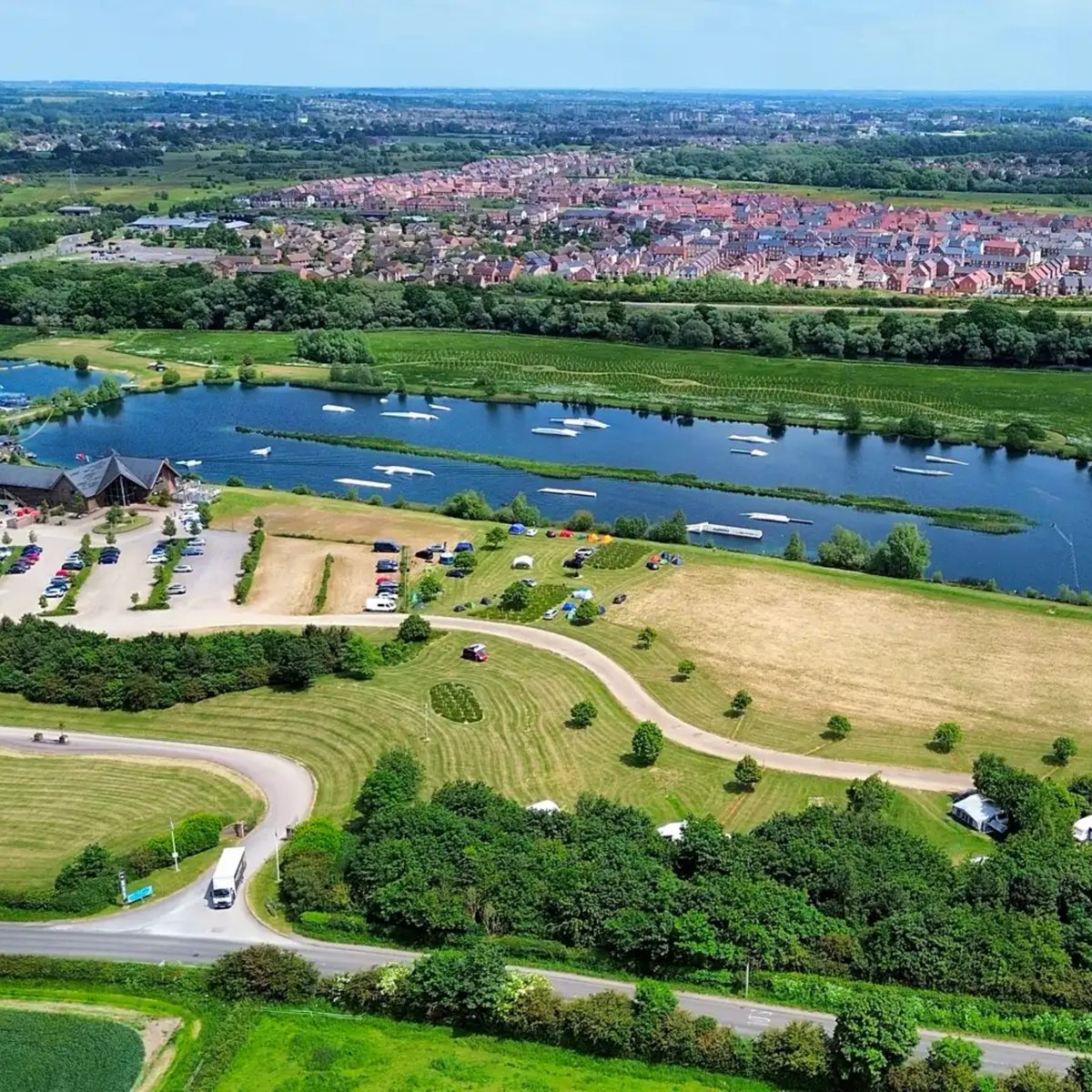 pitchup's tweet image. This 100-acre park is more than just a #campsite – it's a water sports haven. With two lakes on-site, you can try your hand at swimming, #paddleboarding and #wakeboarding. There's even a cafe, restaurant, and playground for when you're not on the water: pitchup.com/campsites/Engl…