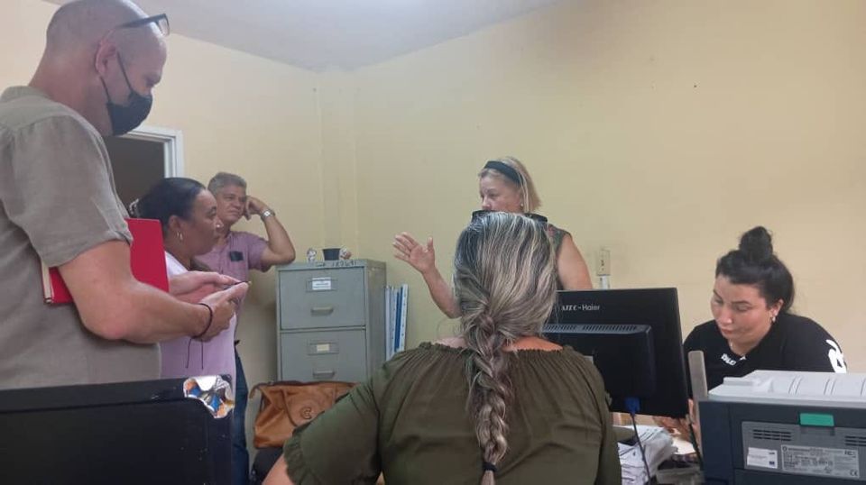 ONAT de Cuba (@onatdecuba) on Twitter photo La jefa de la <a href="/OnatdeCuba/">ONAT de Cuba</a> chequea en la oficina del Cotorro el trabajo realizado por los especialistas.
Dirigiendo las acciones control se encuentra el Director de Cuadro de la Oficina Central de la administración tributaria. <a href="/regueiro_ale/">Vladimir Regueiro Ale</a> <a href="/MaryBlancaOrte1/">Mary Blanca Ortega</a> #ControlDePrecios La jefa de la <a href="/OnatdeCuba/">ONAT de Cuba</a> chequea en la oficina del Cotorro el trabajo realizado por los especialistas.
Dirigiendo las acciones control se encuentra el Director de Cuadro de la Oficina Central de la administración tributaria. <a href="/regueiro_ale/">Vladimir Regueiro Ale</a> <a href="/MaryBlancaOrte1/">Mary Blanca Ortega</a> #ControlDePrecios