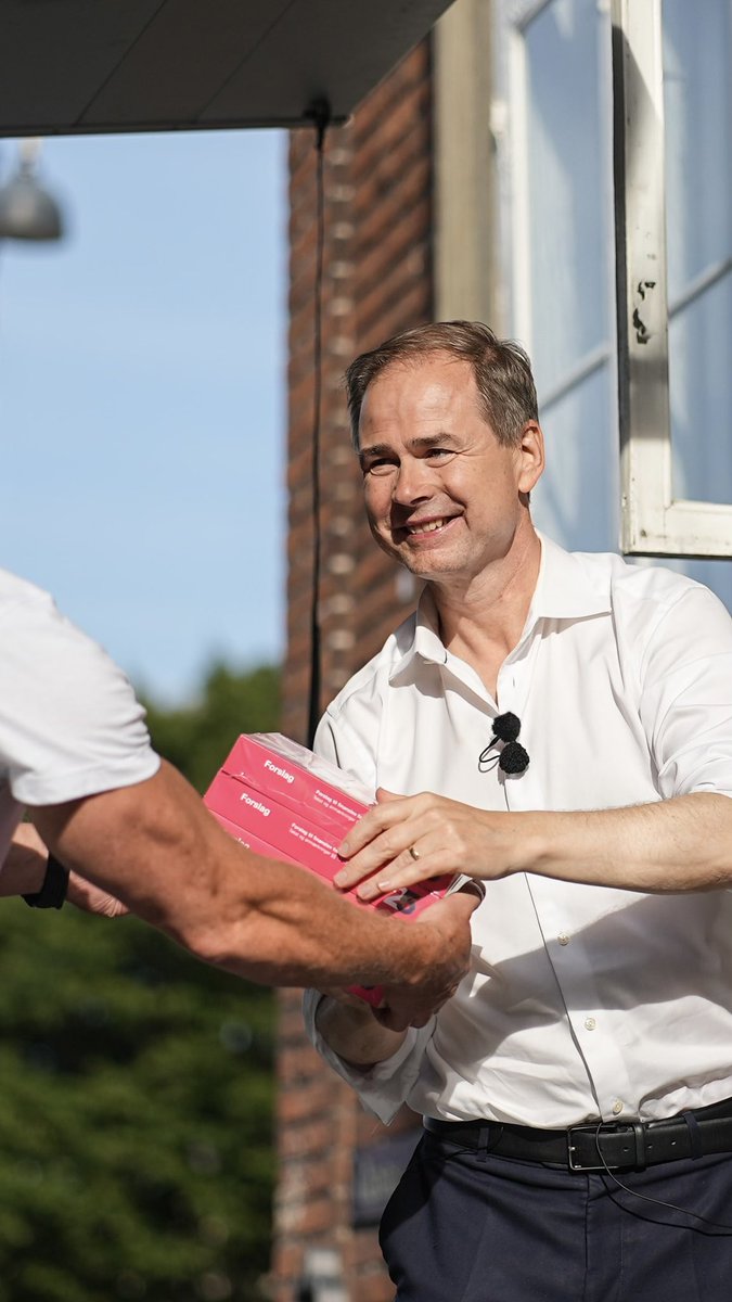 Hektiske dage i dansk politik 😁 I morgen bliver endnu én. Der præsenterer vi regeringens forslag til finanslov. Traditionen tro ankom det digre værk her til eftermiddag, og jeg fik lov at læsse finansloven ind til de dygtige folk, der har arbejdet i flere måneder på den.