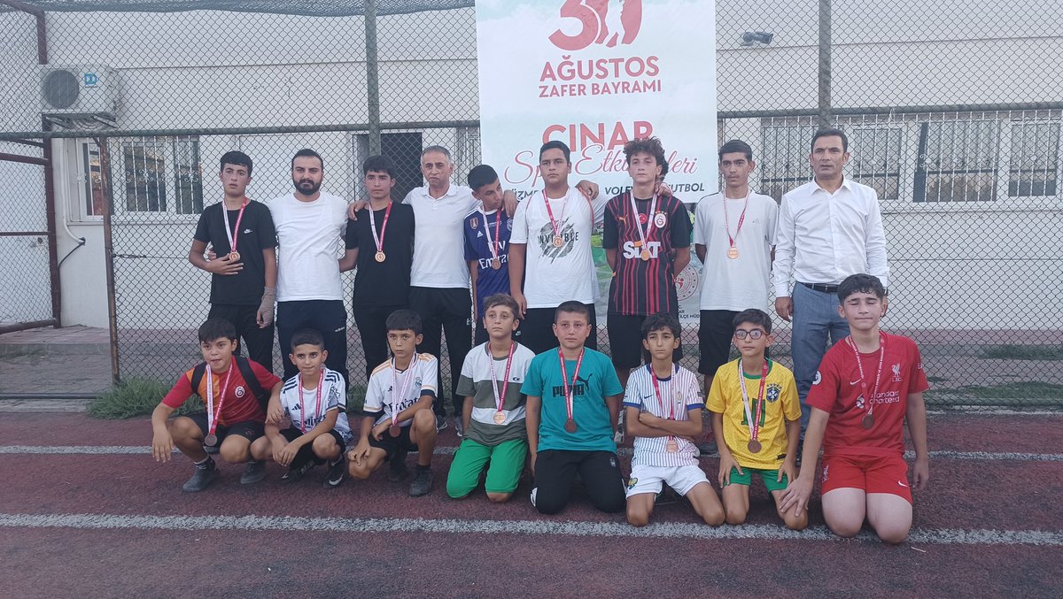 MahmutK23413053's tweet photo. Diyarbakır Çınar gençlik ve Spor ilçe müdürlüğünün düzenlediği futbol turnuvasında başarılı olan takımlara başarı ödülleri verildi bu turnuvada büyük bir katkısı olan @MEHMETYILMAZBAY'ı ve takım hocalarını kutluyorum https://t.co/zuZVGpjvl7