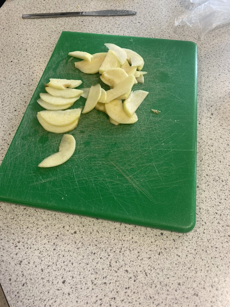 stambrosehomeec's tweet photo. S3 PC demonstrated some fab practical skills this week when they made apple crumble. Well done S3 👏 🤩 #practicalcookery https://t.co/0HN2v4f1FS