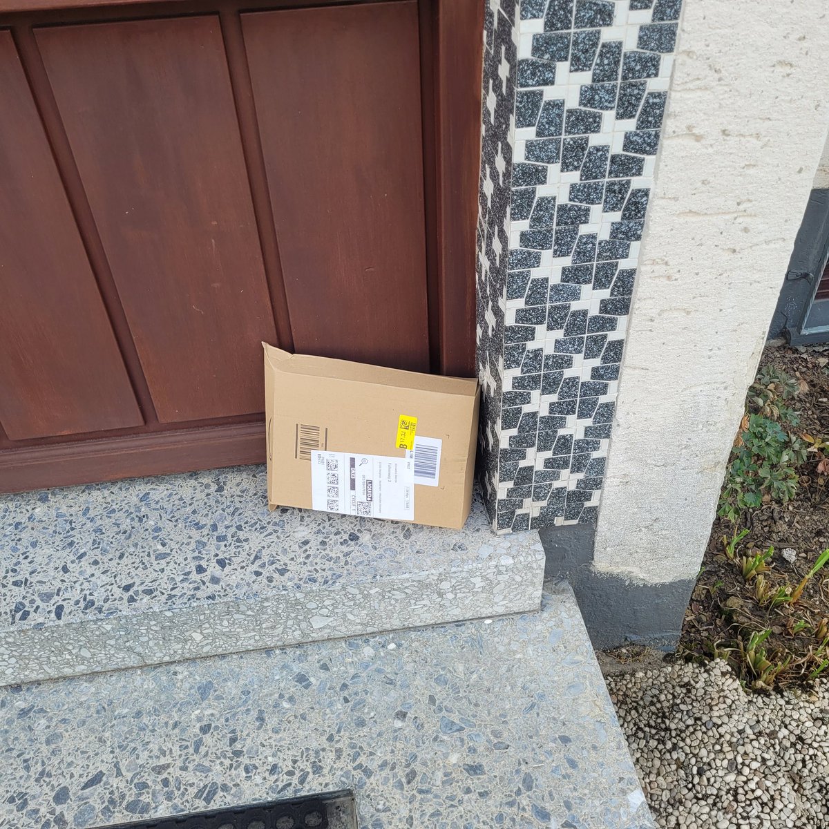 AlexisKruemel's tweet photo. @amazonDE 
Erstens es ist jemand zuhause gewesen. Zweitens existierst keine Erlaubnis zum Abstellen.
Findet den Fehler 😡 https://t.co/0uQiSdln05