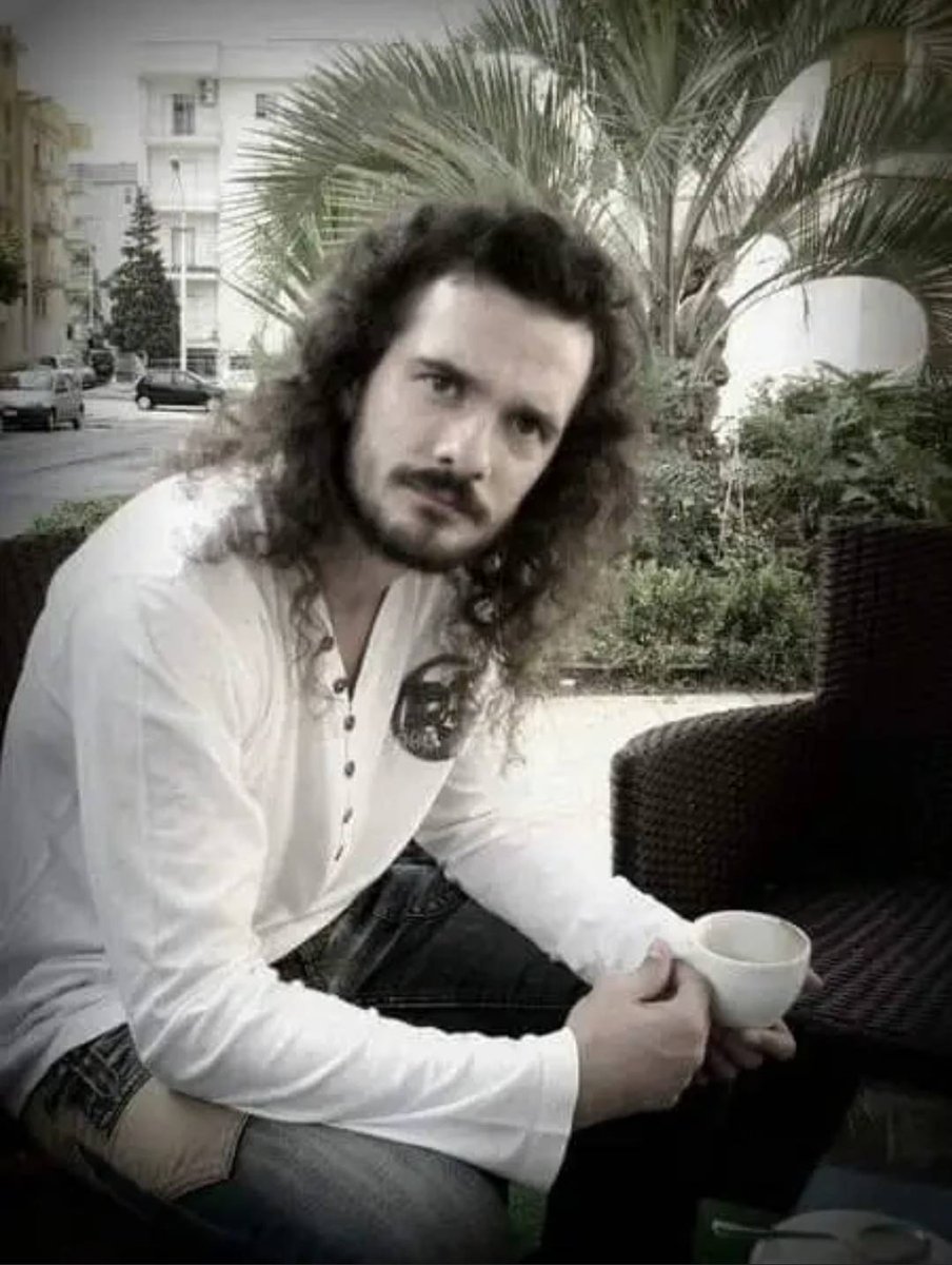 12 anni fa morivi per lasciare il posto ad una bambina, sulla scialuppa di salvataggio, della Costa Concordia e nessuno ti ha ancora fatto diventare un eroe.
 ma sono le persone come te che fanno grande e bello questo mondo.
Grazie Giuseppe Girolamo per il tuo gesto .