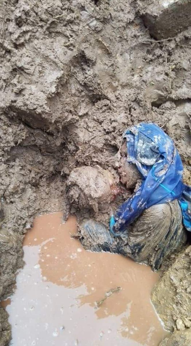 صورة مؤلمة وتبكي الشجر والحجر تعبر عن مدى مأساة الحادثة المؤلمة على قري ملحان ام تحتضن ابنها اثناء الانجراف تحت الانقاض حسبي الله ونعم الوكيل
#ملحان #منكوبة
