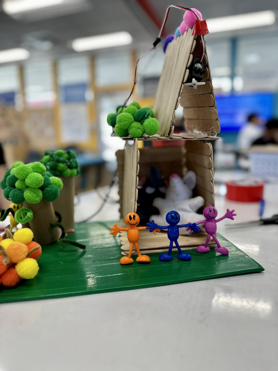 Porterville_FRL's tweet photo. At the Future Ready Lab, we learn engineering skills just like @qualcomm engineers to make an #InternetOfThings inspired invention! Great job to Pioneer students on your creativity! 
#IoT #EmpowerTheFuture #thinkabitlab @pathwayspusd #cst150 https://t.co/6Ej5fnhP2P