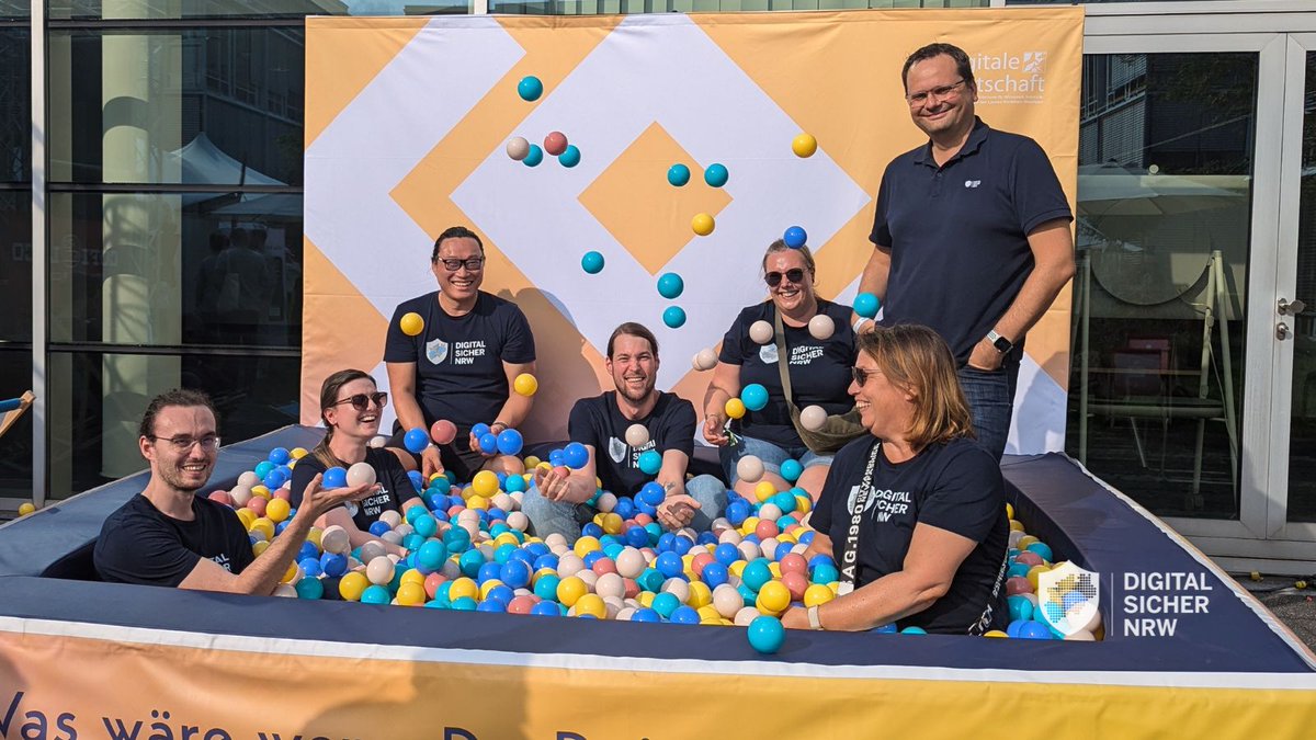 DIGITAL.SICHER.NRW (@digitalsicher) on Twitter photo Auf dem STARTUP OPEN AIR haben wir mit @ensthaler42449 , Investorin, und <a href="/DianazurLoewen/">Diana zur Löwen</a>, Business Angel, über unsere Mission gesprochen und eins steht fest: Digitale Sicherheit ist kein Nice-to-have, sondern ein MUSS für jede Gründung. 🚀
#digitalsicher #SOA24 Auf dem STARTUP OPEN AIR haben wir mit @ensthaler42449 , Investorin, und <a href="/DianazurLoewen/">Diana zur Löwen</a>, Business Angel, über unsere Mission gesprochen und eins steht fest: Digitale Sicherheit ist kein Nice-to-have, sondern ein MUSS für jede Gründung. 🚀
#digitalsicher #SOA24