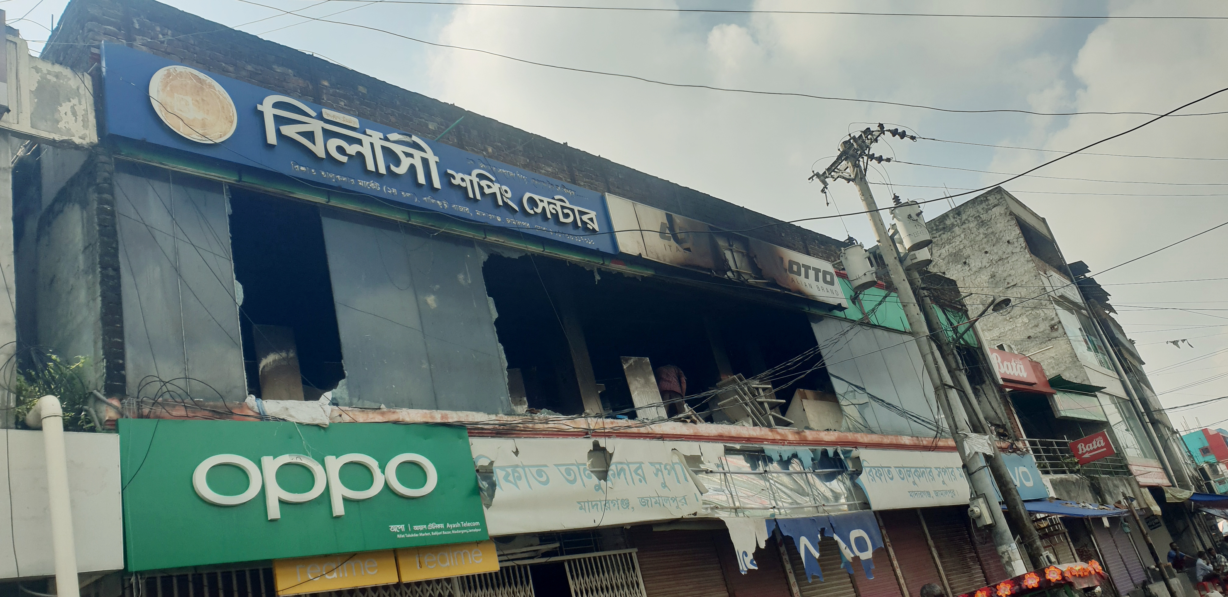 মাদারগঞ্জে বিলাসী শপিং সেন্টারে অগ্নিকান্ড’ ৩ কোটি টাকা ক্ষয়ক্ষতি