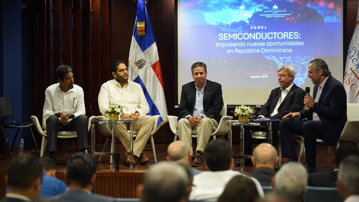 RD se posiciona como un destino estratégico para la inversión en semiconductores, clave en la tecnología moderna. Inteligencia artificial, vehículos inteligentes, automatización; todo empieza con los #SemiconductoresEnRD. 

Iniciativa liderada desde el <a href="/MIC_RD/">Ministerio de Industria, Comercio y Mipymes</a> <a href="/itobisono/">Ito Bisonó</a>