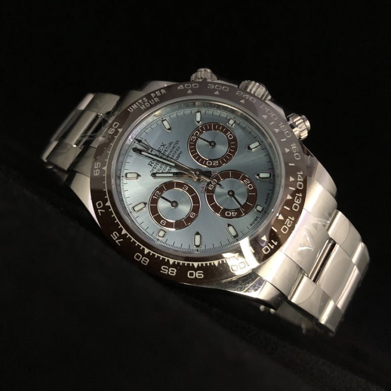outdark's tweet photo. Which Daytona would like to have more? 

1) 18k Yellow Gold Green dial
2) Platainum ice-blue dial https://t.co/4n2M1JHJsF