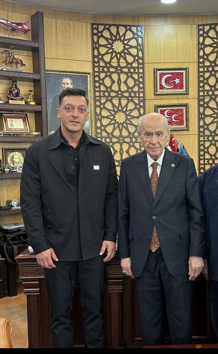 VoiceKurdistan_'s tweet image. Former #Germany footballer #MesutÖzil , who has the #greywolves tattoo on his chest, has now visited the leader of the grey wolves and taken a photo with him.