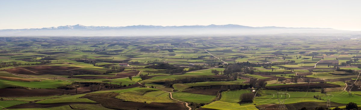 Cuando vas camino de un pueblo y te encuentras con un mirador lo mejor es parar el coche, bajarte y disfrutar de las vistas. Desde el mirador #PortillodeBusto se pueden disfrutar de los paisajes de La Bureba.