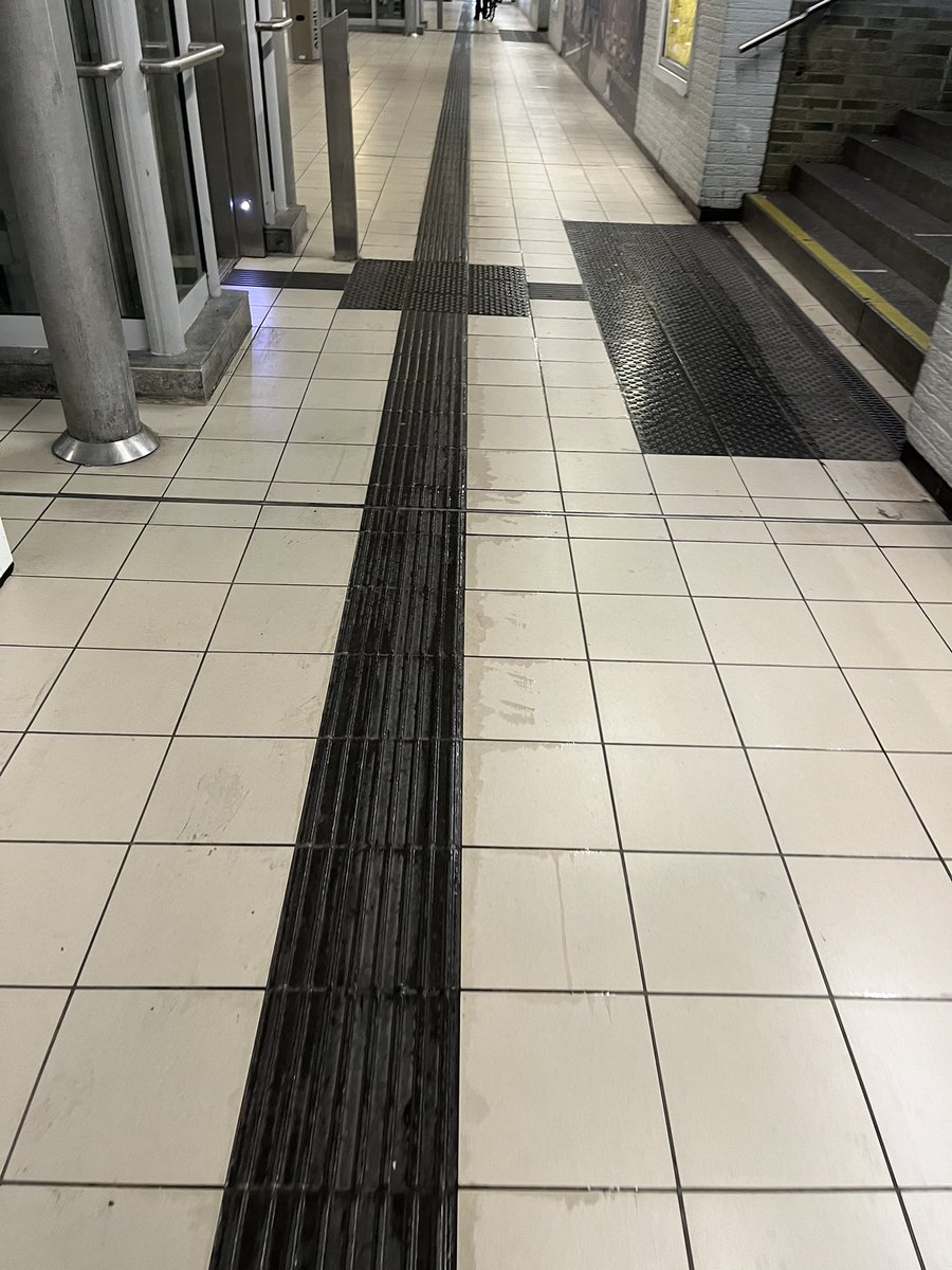 Welcher — sorry — Idiot kam eigentlich auf die Idee in Hamm (Westf) Fliesen auszulegen, die spiegelglatt sind? Reisende rutschen ständig aus.