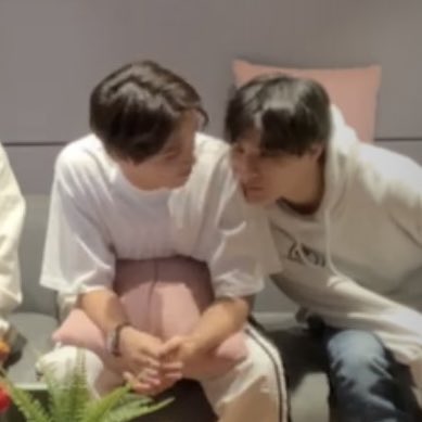 ไหนว่าไม่ง้อเพราะหนูไม่ผิด

หนูไม่ได้ง้อ 

งั้นลงมาน้วยพี่ทำไม

ก็ตรงนี้ของหนู

แล้วยังไงต่อ

ไม่ยังไง หนูแค่อยากวางแก้มตรงนี้