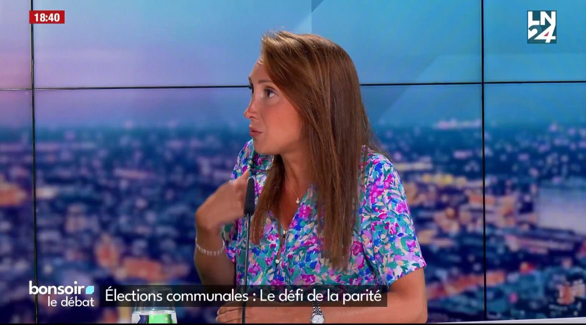 Avoir + de #femmes en #politique est une nécessité démocratique.
À partir du moment où les femmes représentent la moitié de la population, elles doivent composer la moitié des assemblées qui la représente. 
Surtout au niveau de la commune qui est notre lieu de vie au quotidien!