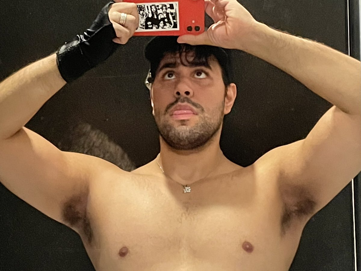 bleaknightss's tweet photo. when ur just big as fuck, feeling very bulky rn lmaoo https://t.co/Ug5cSCS2rH
