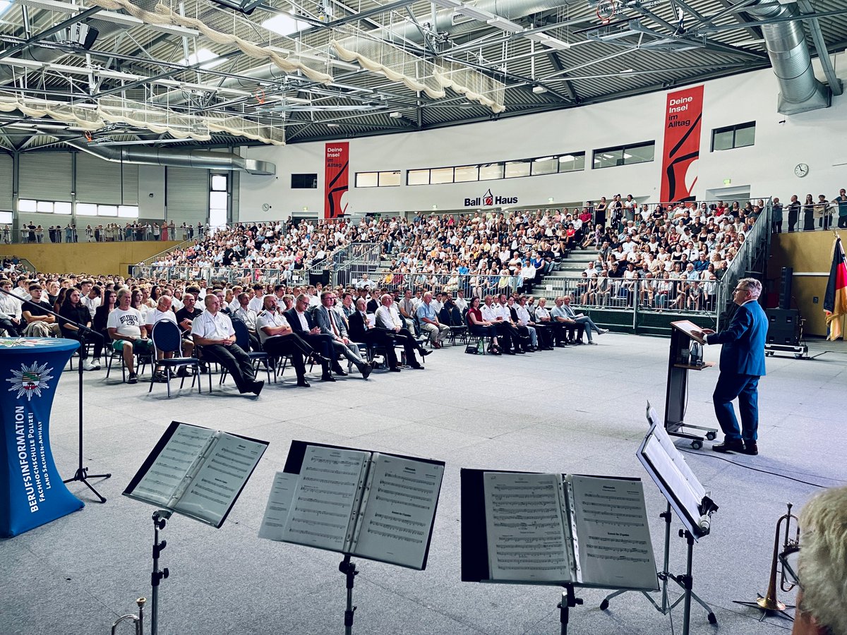 Im  Ballhaus in #Aschersleben haben Sachsen-Anhalts Staatssekretär für  Inneres und Sport, Klaus Zimmermann und der Rektor der Fachhochschule der #Polizei Sachsen-Anhalt, Thorsten Führing, heute 345  Polizeianwärterinnen und Polizeianwärter ernannt. #nachwuchsfahndung