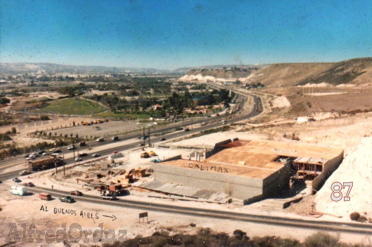 TijuanaLocal's tweet photo. Tijuana, 1987. Construcción de Calimax Insurgentes. Se aprecia el Parque Morelos. #TijuanaRetro
📷 Alfredo Ordaz. https://t.co/Gm3ITBe9kp
