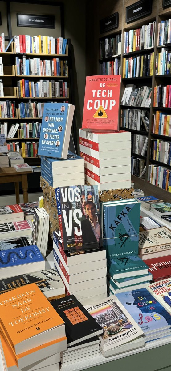 MarietjeSchaake's tweet image. Het allerleukst als mensen dit soort foto’s uit de boekwinkel delen! #techcoup