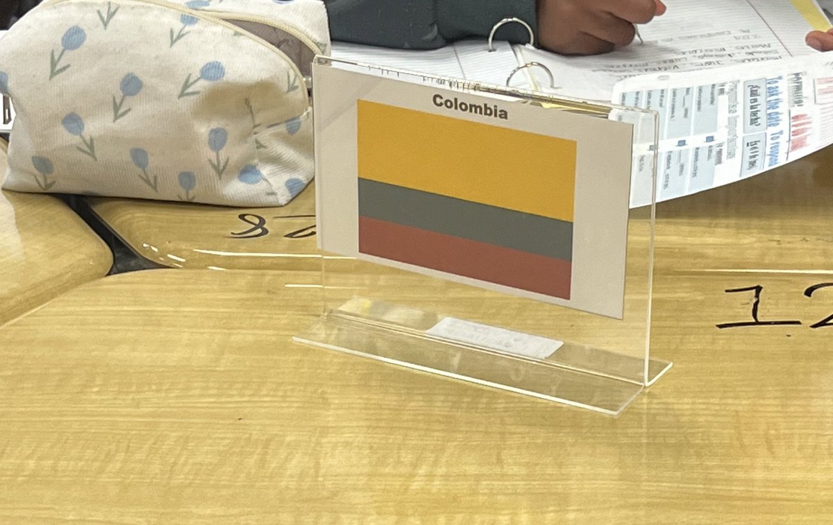 Great things in Spanish <a href="/briscoe_eagles/">Briscoe Junior High</a> - taking attendance by phone holder and groupings by country! #langchat 🌟