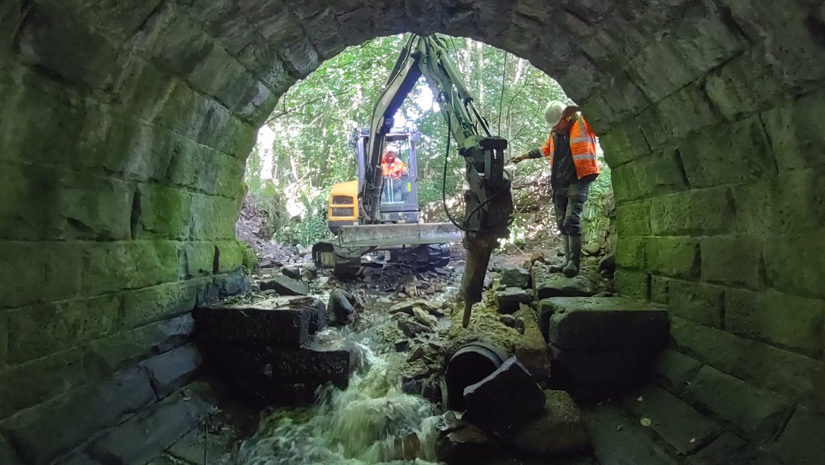 ProfJGrey's tweet image. Day3&amp;amp;4 w/ #Aire RT, now on Gill Beck, Baildon, a #fishpassage issue on my backburner for ~6y so it was good to #LetItFlow today. Thanks to the landowner, @bradfordmdc &amp;amp; funders, this important spawning beck is much more accessible. Over to the beck now to rearrange the substrate