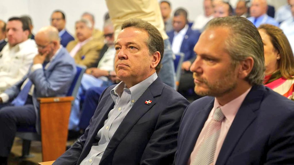 “Nosotros en RD 🇩🇴 nos estamos preparando igual que en la región para participar en el corte en la prueba y el empaque de esos "semiconductores" que van a estar produciéndose en los EE. UU🇱🇷",<a href="/itobisono/">Ito Bisonó</a>: en conferencia sobre  #SemiconductoresEnRD