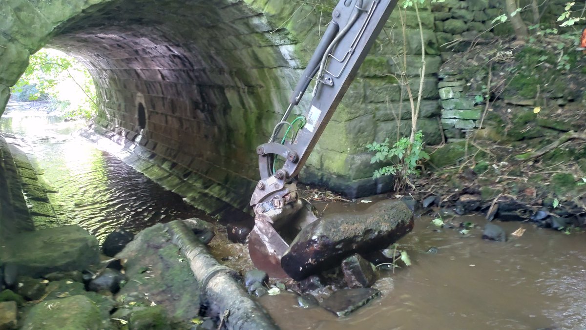 ProfJGrey's tweet image. Day3&amp;amp;4 w/ #Aire RT, now on Gill Beck, Baildon, a #fishpassage issue on my backburner for ~6y so it was good to #LetItFlow today. Thanks to the landowner, @bradfordmdc &amp;amp; funders, this important spawning beck is much more accessible. Over to the beck now to rearrange the substrate