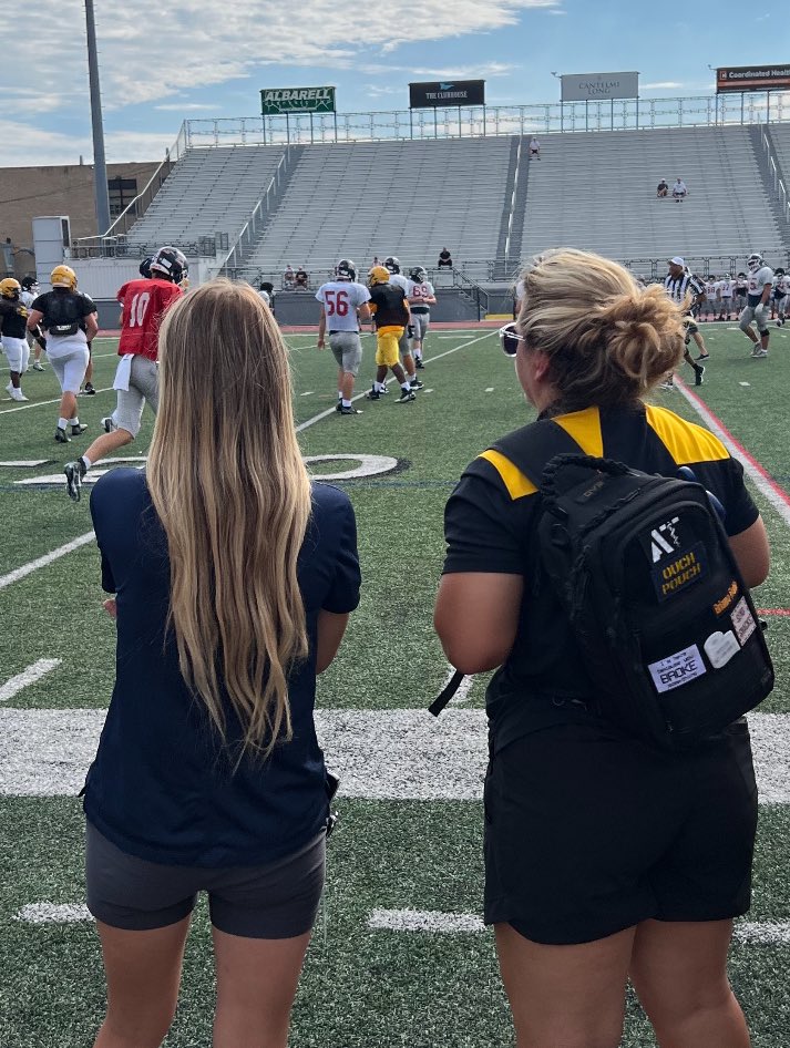SLUHNSportsMed's tweet photo. Athletic trainers ensure safety in critical moments. Read more below.

https://t.co/rBCSdO3CyS https://t.co/zrqeKiVh9F