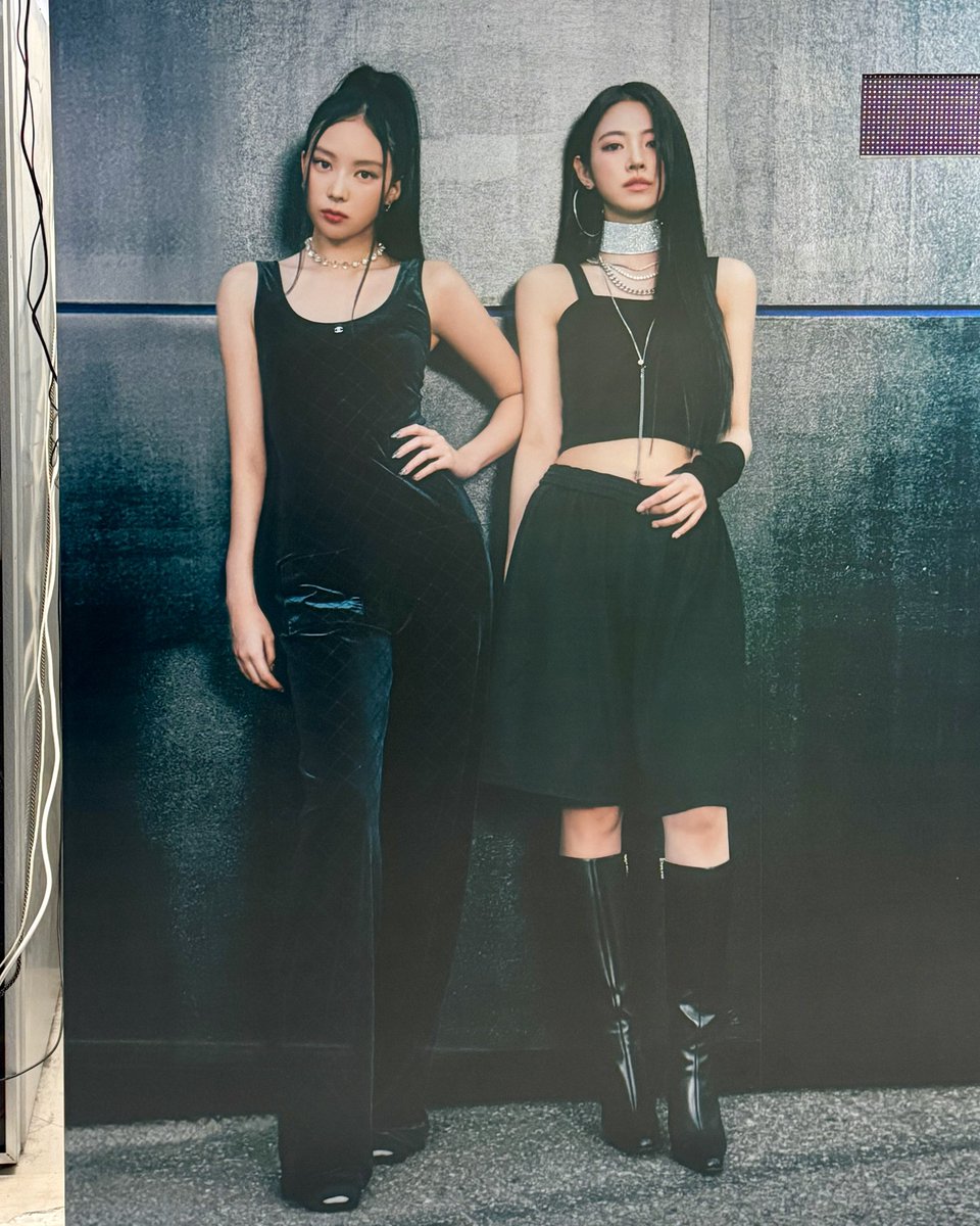 [📸] Foto da Anna e da Narin exposta no evento de pre-listening.

#MEOVV #미야오 #Anna #안나