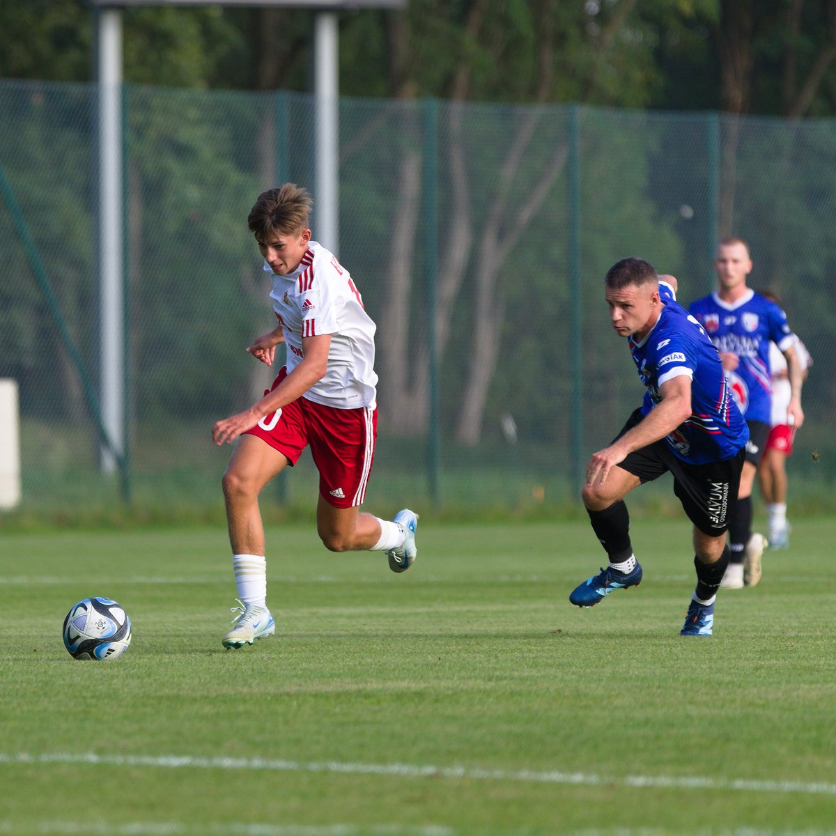 ap_lkslodz's tweet image. Młodość, młodość, młodość... W środowym meczu ŁKS III w IV Lidze od pierwszej minuty zagrał 1⃣5⃣-letni Fabian Olejniczak. #DlaPrzyszłości

📷 @LensStrong